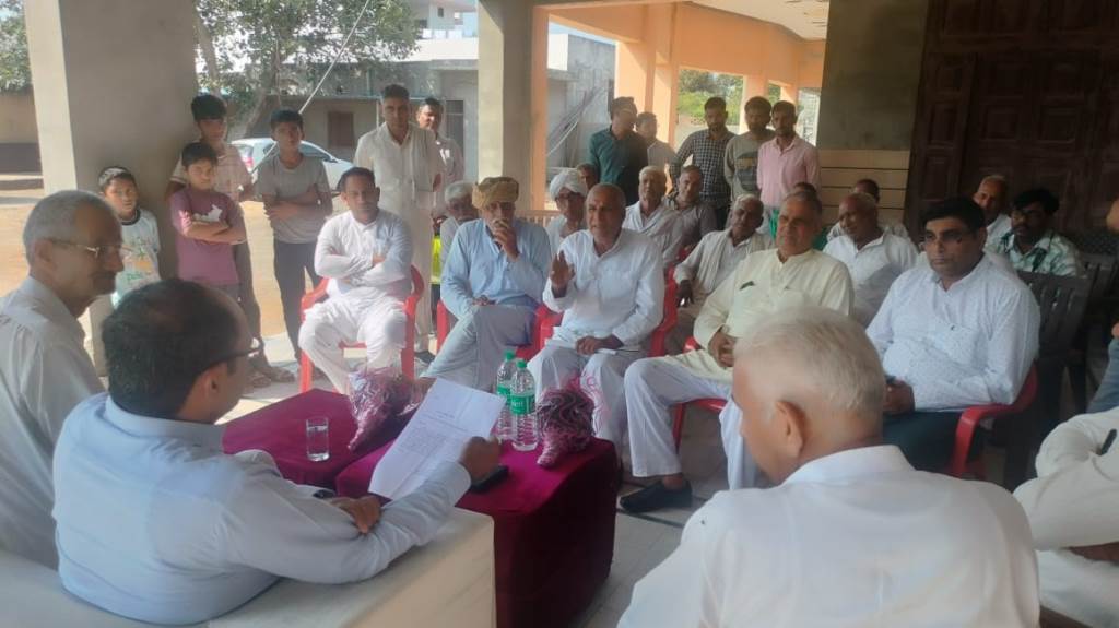 SDM Rajesh Khoth visited Ramayan and Depal villages and reviewed the crop damage survey